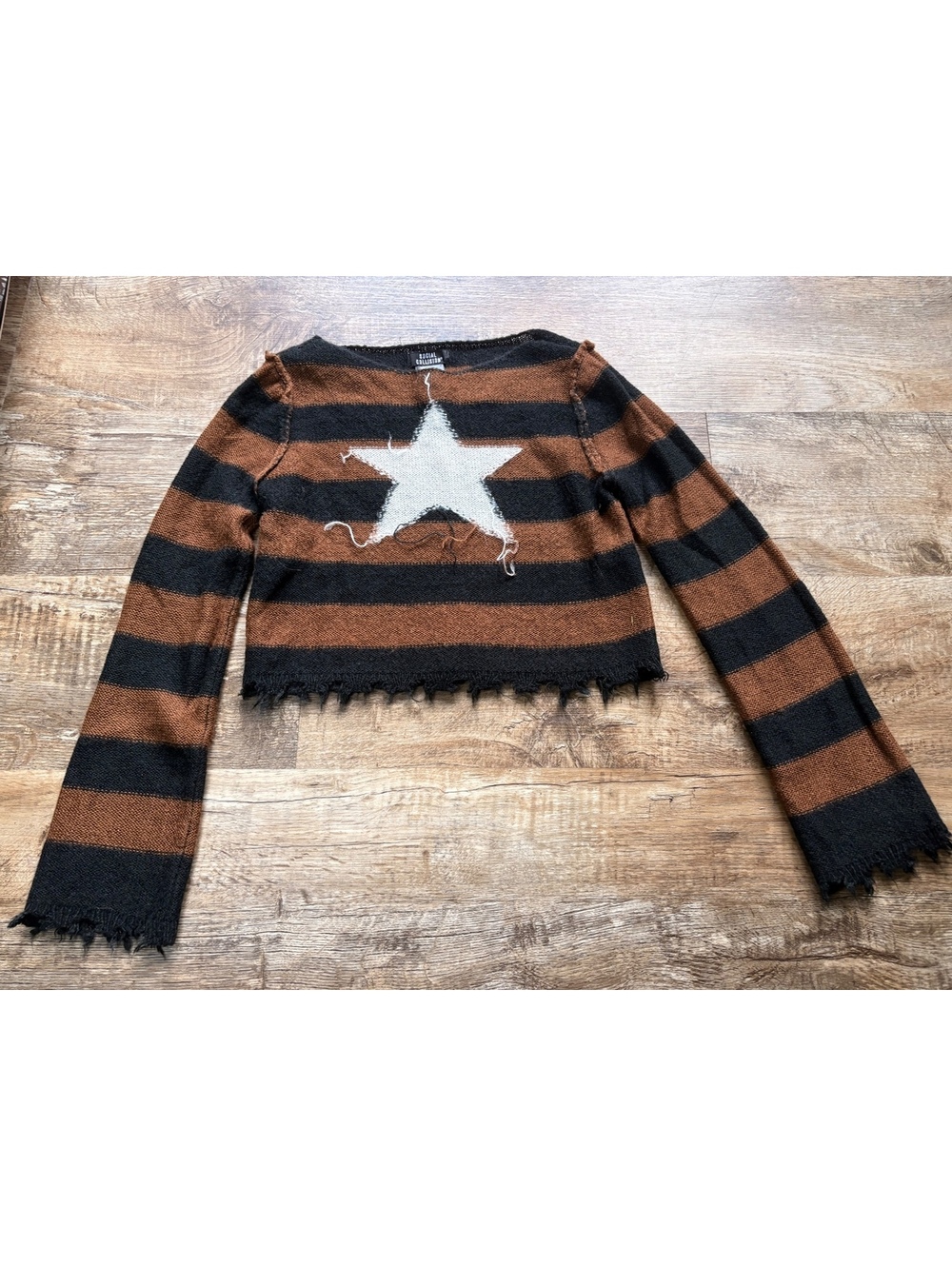 Social Collision Grunge Striped Crop Sweater with Star XL
